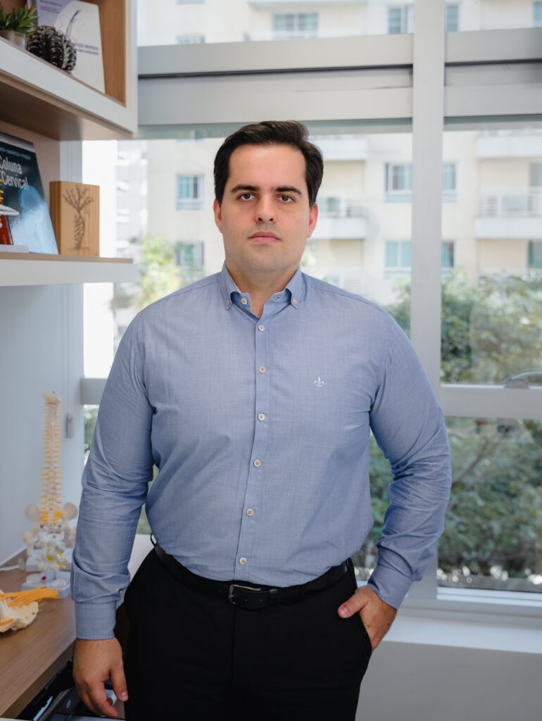 Dr. Rafael Trincado no escritório.